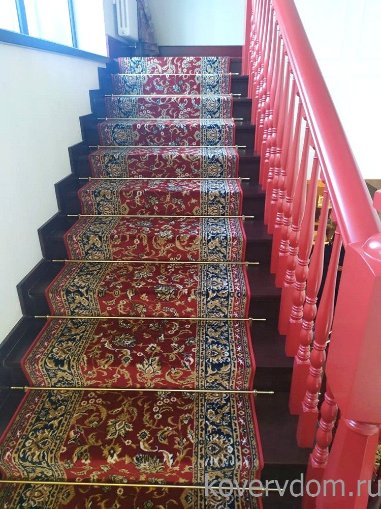 Ковровая дорожка 40700-04 красная с укладкой на лестницу